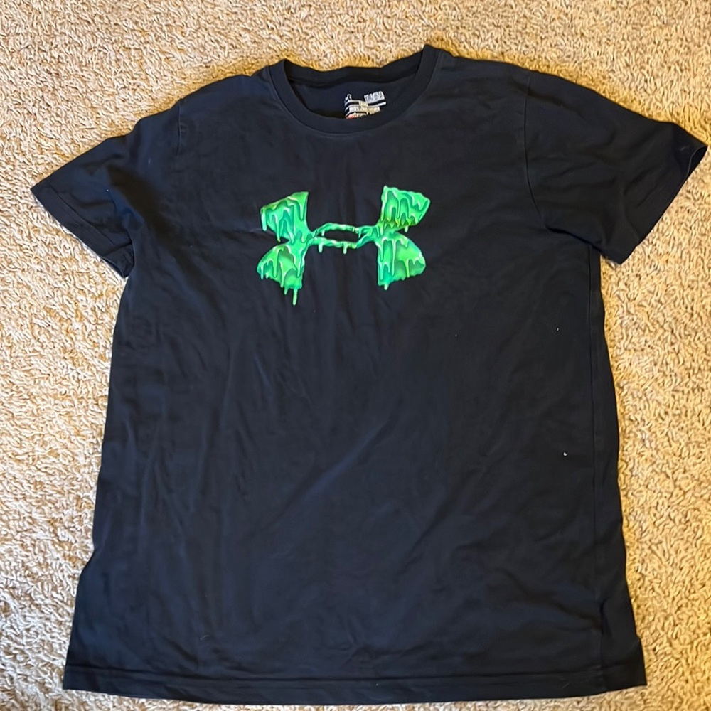 Boys Large Under Armour slime shirt looks new